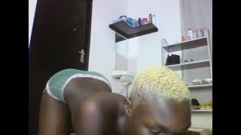 Snapshot of sexqueen02 chatting on 03-05-25, 03:18 sexqueen02 online show from 03-05-25, 03:18