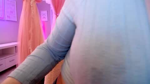 Snapshot of sexxxyprincess chatting on 10-23-25, 01:38 Princess online show from 10-23-25, 01:38