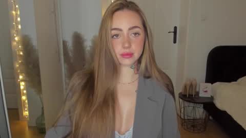 C o r a l i e online show from 01-17-26, 07:46