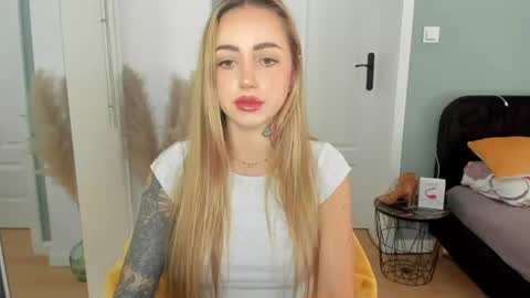 C o r a l i e online show from 06-25-26, 07:13