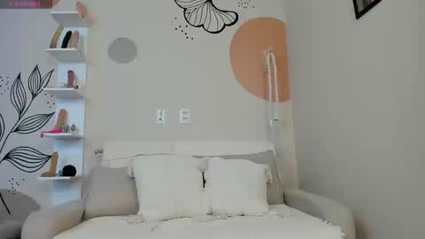 Snapshot of sexy_cutiie chatting on 09-09-25, 02:38 Carol online show from 09-09-25, 02:38