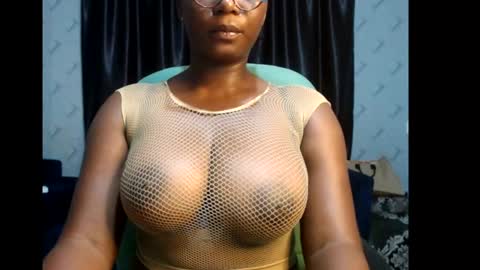 Snapshot of sexy_pearl12 chatting on 02-08-25, 06:44 zoe online show from 02-08-25, 06:44