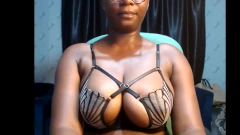 Snapshot of sexy_pearl12 chatting on 02-13-25, 06:05 zoe online show from 02-13-25, 06:05