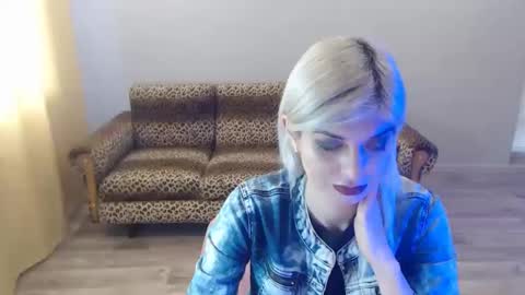 Snapshot of sexybeatriice chatting on 01-19-25, 10:17 sexybeatriice online show from 01-19-25, 10:17