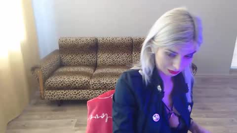 Snapshot of sexybeatriice chatting on 02-18-25, 07:21 sexybeatriice online show from 02-18-25, 07:21