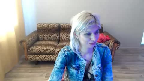 Snapshot of sexybeatriice chatting on 02-21-25, 10:39 sexybeatriice online show from 02-21-25, 10:39