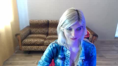 Snapshot of sexybeatriice chatting on 02-28-25, 10:41 sexybeatriice online show from 02-28-25, 10:41