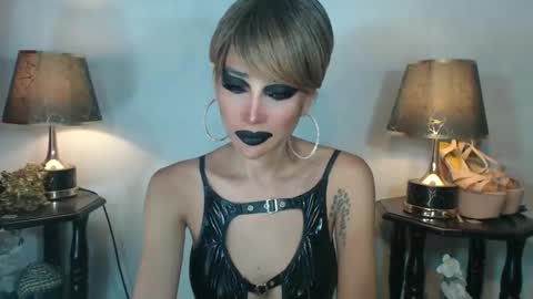 Snapshot of sexylusty2258 chatting on 10-10-25, 05:28 Queen Sofia online show from 10-10-25, 05:28