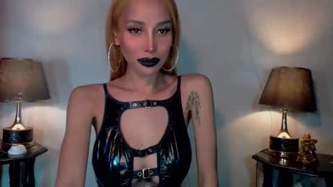 Snapshot of sexylusty2258 chatting on 05-22-26, 02:55 Queen Sofia online show from 05-22-26, 02:55