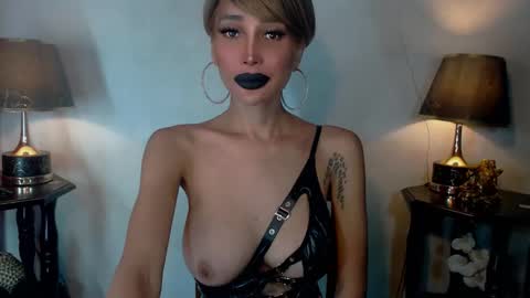 Snapshot of sexylusty2258 chatting on 05-23-26, 03:01 Queen Sofia online show from 05-23-26, 03:01