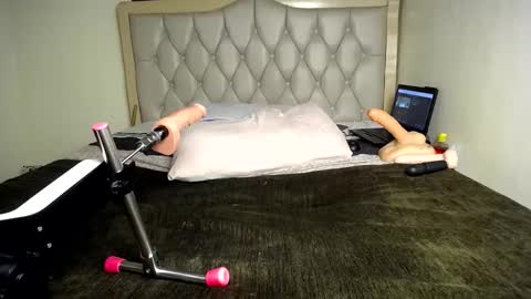 Snapshot of sexypum3 chatting on 02-15-25, 10:00 naughty slut online show from 02-15-25, 10:00