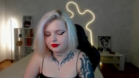 Snapshot of shadow__purr chatting on 11-09-25, 07:39 Lana online show from 11-09-25, 07:39