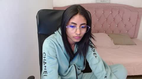 Snapshot of shaneelle chatting on 02-18-25, 06:15 shanelle online show from 02-18-25, 06:15