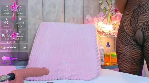 Snapshot of shanelwest7 chatting on 11-19-25, 01:44 Shanel online show from 11-19-25, 01:44