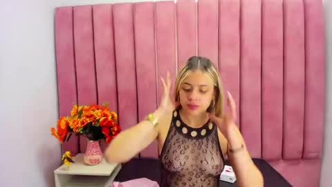 Snapshot of shanthal_fox_ chatting on 10-27-25, 12:42  shanthal online show from 10-27-25, 12:42