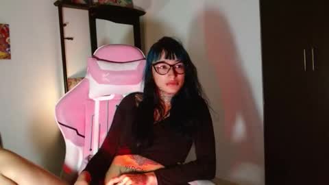 Snapshot of sharaross1 chatting on 10-18-25, 01:30 sharaross1 online show from 10-18-25, 01:30