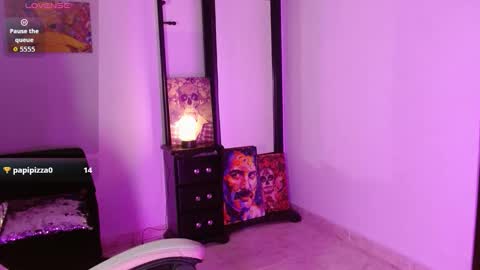 Snapshot of sharaross1 chatting on 11-11-25, 05:29 sharaross1 online show from 11-11-25, 05:29