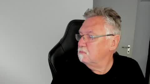 sharlots_pet online show from 04-20-26, 07:44