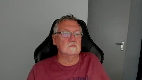 Snapshot of sharlots_pet chatting on 04-23-26, 10:47 sharlots_pet online show from 04-23-26, 10:47