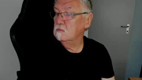 Snapshot of sharlots_pet chatting on 05-04-26, 08:32 sharlots_pet online show from 05-04-26, 08:32
