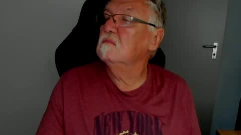 Snapshot of sharlots_pet chatting on 05-05-26, 12:02 sharlots_pet online show from 05-05-26, 12:02