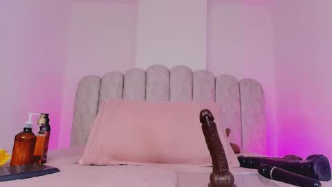 Snapshot of sharlott_kiss chatting on 02-06-26, 11:57 Sharlott online show from 02-06-26, 11:57