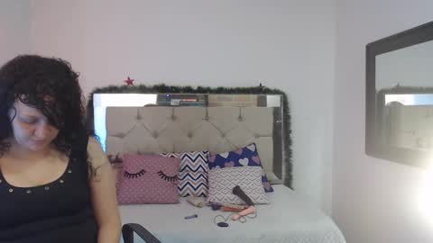 Snapshot of sharlotte__jones chatting on 12-16-24, 03:43 Sara online show from 12-16-24, 03:43