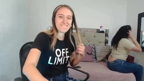 Snapshot of sharlotte__jones chatting on 02-19-25, 02:23 Sara online show from 02-19-25, 02:23