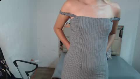 Snapshot of sharlotte__jones chatting on 03-11-25, 01:23 Sara online show from 03-11-25, 01:23