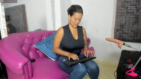 Snapshot of sharoncute16 chatting on 12-19-25, 09:33 sharoncute16 online show from 12-19-25, 09:33