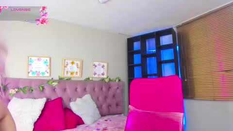 Snapshot of shelby_carson chatting on 09-23-25, 01:25 Shelby cute online show from 09-23-25, 01:25