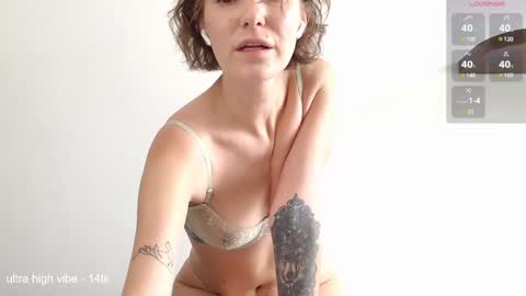 Snapshot of shoopdelang chatting on 12-18-24, 06:32 Jess online show from 12-18-24, 06:32