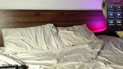 Snapshot of shoopdelang chatting on 03-10-26, 08:03 Jess online show from 03-10-26, 08:03