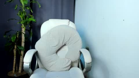 Snapshot of shooter_boy_ chatting on 10-21-25, 03:18 Shooter online show from 10-21-25, 03:18
