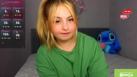 Snapshot of shy_blondiee chatting on 12-05-24, 09:06 Molly online show from 12-05-24, 09:06