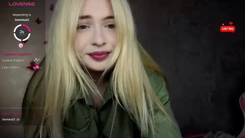 Snapshot of shy_blondiee chatting on 09-08-25, 08:30 Molly online show from 09-08-25, 08:30