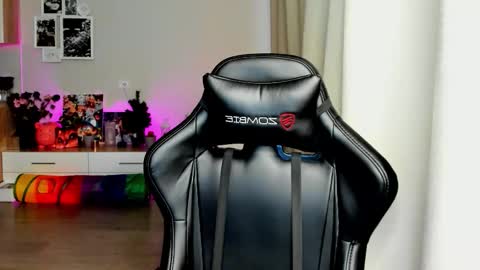 Snapshot of sia0610 chatting on 10-22-25, 02:12 SIA online show from 10-22-25, 02:12