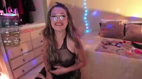 Snapshot of siamilff chatting on 10-28-25, 10:34 SIa online show from 10-28-25, 10:34