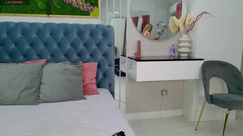 Sienna online show from 10-22-25, 04:13