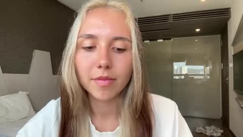 You fav Miss Si online show from 02-15-26, 09:19