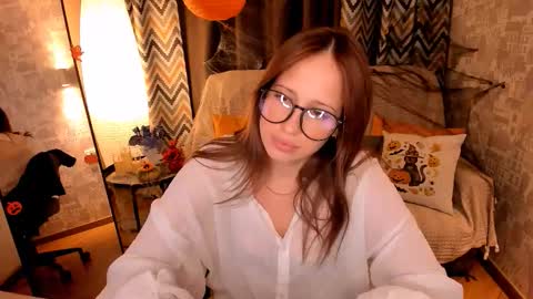Snapshot of silvermoon_kira chatting on 10-22-25, 12:16 Kira online show from 10-22-25, 12:16
