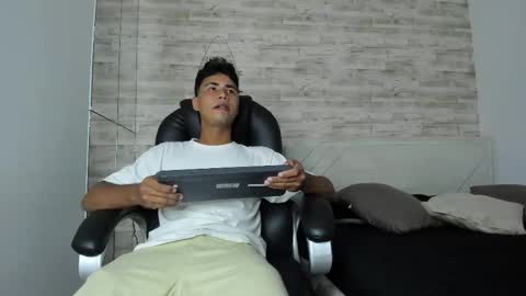 simon_pernia online show from 12-01-25, 06:57