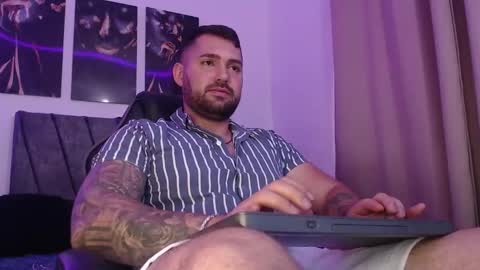 Snapshot of simonbeck chatting on 01-03-25, 09:57 Simon online show from 01-03-25, 09:57