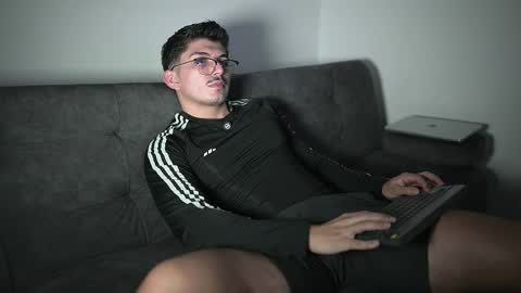 Snapshot of simoon_01 chatting on 10-20-25, 03:40 SIMOON online show from 10-20-25, 03:40