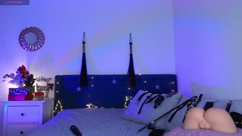 Snapshot of sindeleros chatting on 01-08-25, 04:22 Ms. Sindel online show from 01-08-25, 04:22