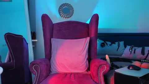 Snapshot of sindeleros chatting on 01-12-25, 12:44 Ms. Sindel online show from 01-12-25, 12:44