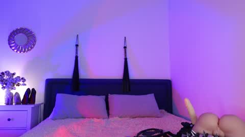 Snapshot of sindeleros chatting on 01-29-25, 01:38 Ms. Sindel online show from 01-29-25, 01:38