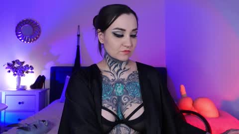 Snapshot of sindeleros chatting on 02-07-25, 01:43 Ms. Sindel online show from 02-07-25, 01:43