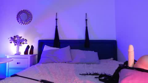 Snapshot of sindeleros chatting on 02-08-25, 04:36 Ms. Sindel online show from 02-08-25, 04:36