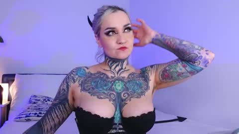 Snapshot of sindeleros chatting on 10-10-25, 01:43 Ms. Sindel online show from 10-10-25, 01:43